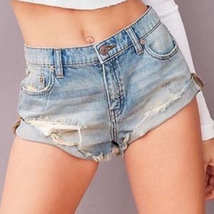 BDG low rise boyfriend shorts size 26